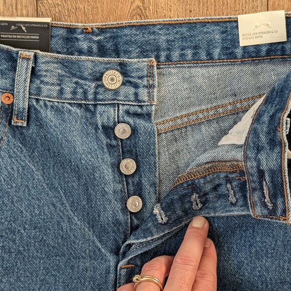 NWT Levis 501s Original Fit in Shout Wash - Picture 4 of 7